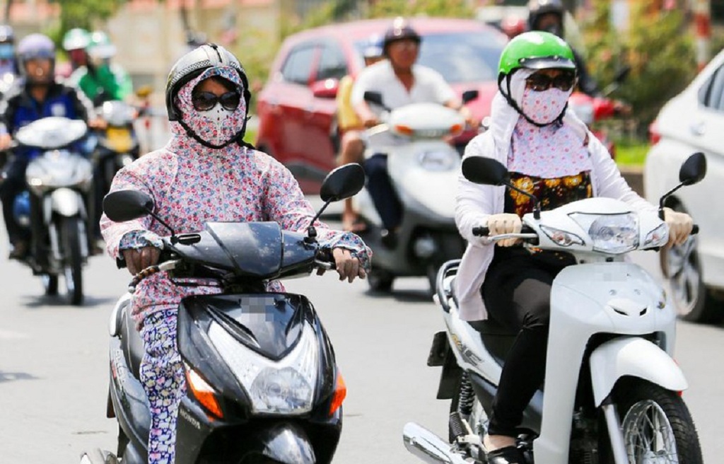 đi xe máy trời nắng nóng