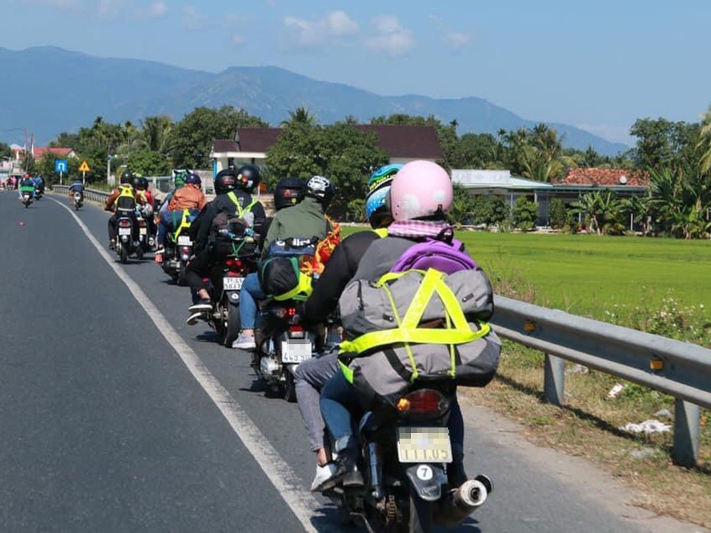 đi xe máy trời nắng