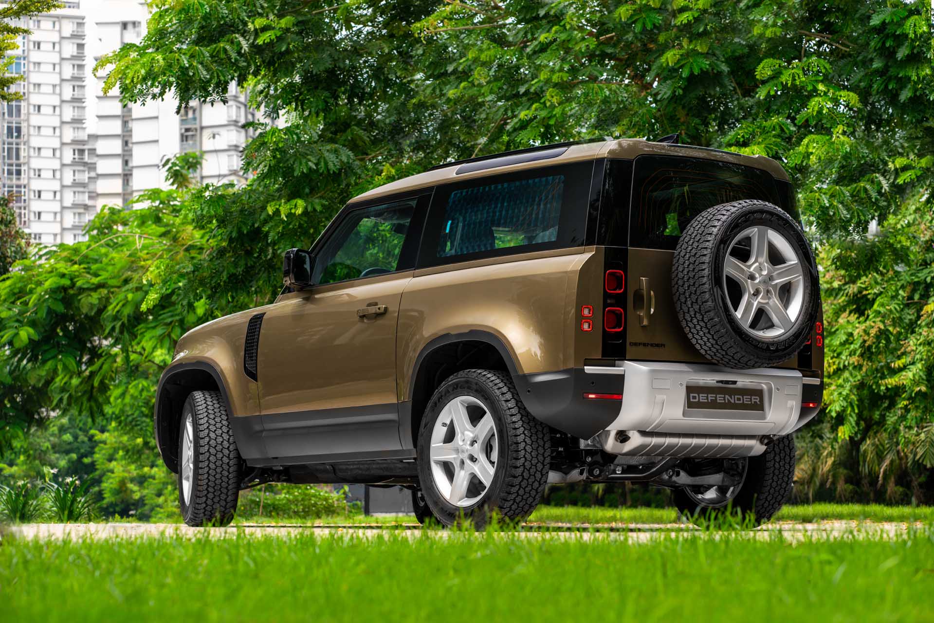 Land Rover Defender 90 có 2 phiên bản tại Việt Nam