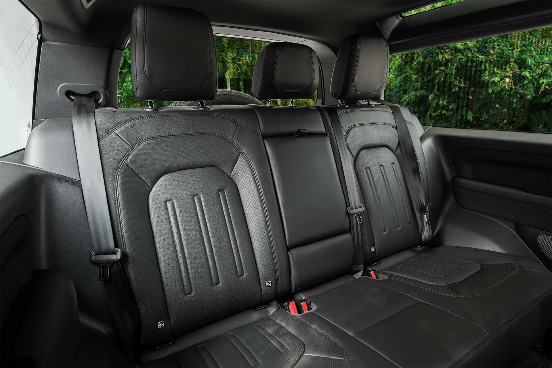 Hàng ghế thứ 2 trên Land Rover Defender 90