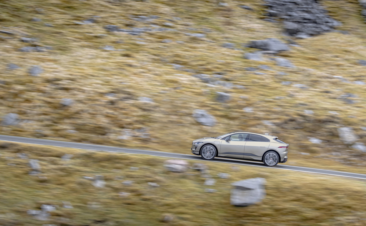 Jaguar I-PACE đã hoàn thành quãng đường có độ nghiêng tới 16,2, con đường có độ dốc cao nhất nước Anh - Great Dun Fell – độ cao 547m so với mực nước biển