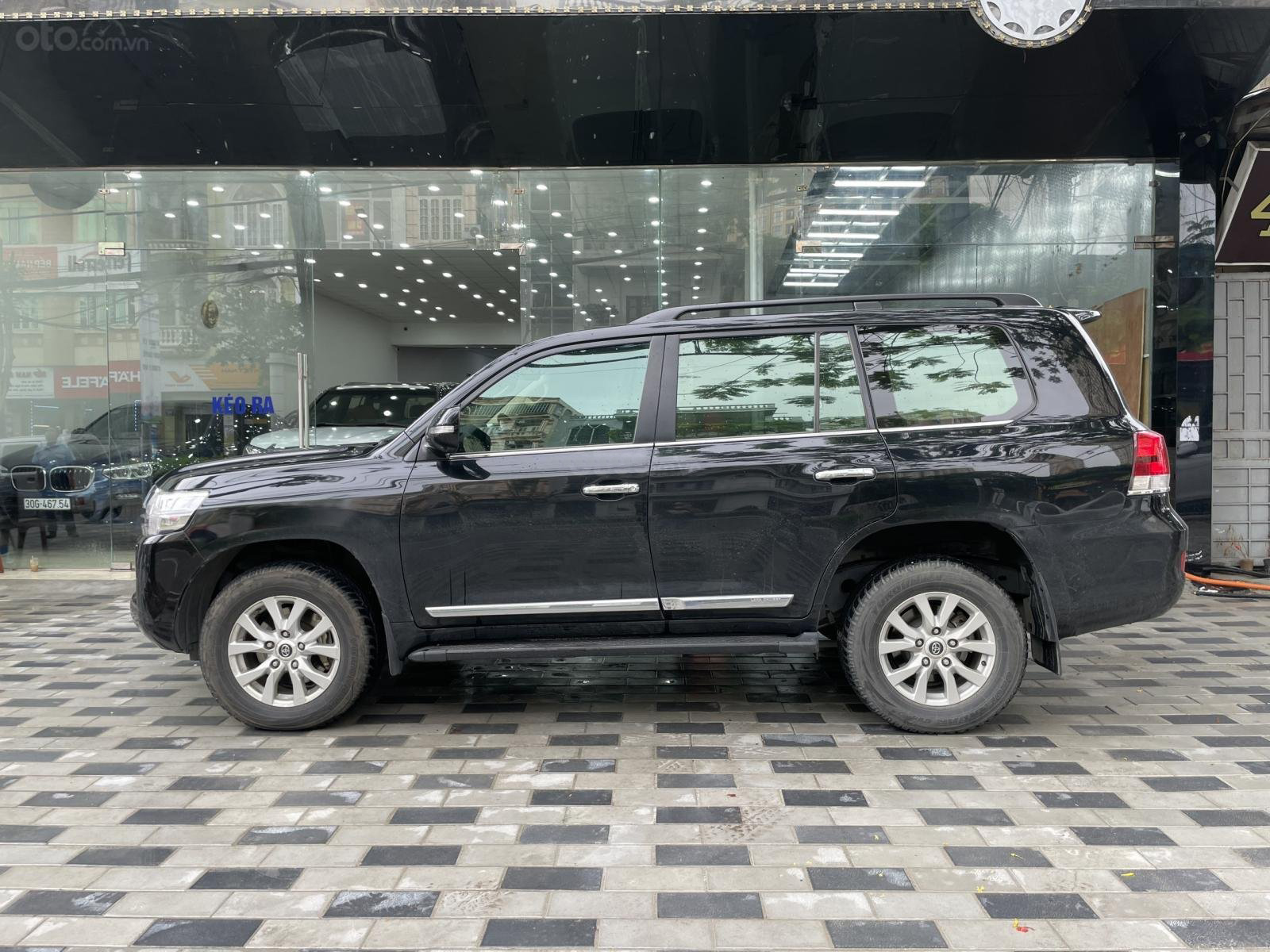 Toyota Land Cuiser 2016 trên thị trường xe cũ, giá chát nghịch lý