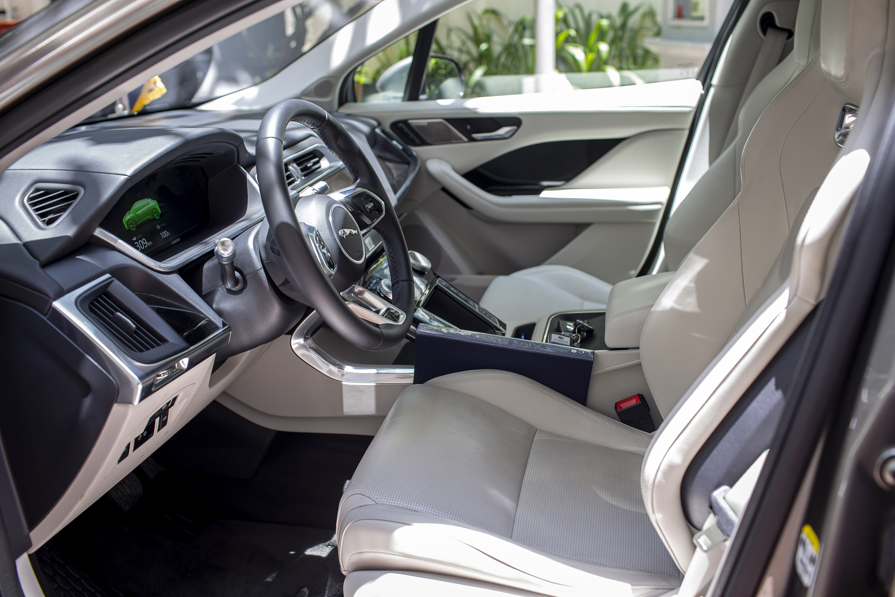 Nội thất mẫu xe Jaguar I-Pace của Đại sứ Anh tại Việt Nam