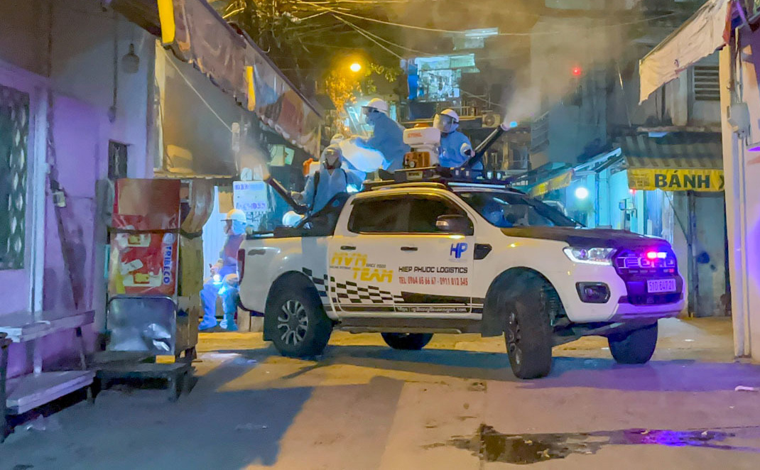 Những thành viên của Câu lạc bộ bán tải Pickup and Friends (PNF) hàng đêm thực hiện những chuyến xe phun khử khuẩn với “người bạn” Ford Ranger tại thành phố Hồ Chí Minh