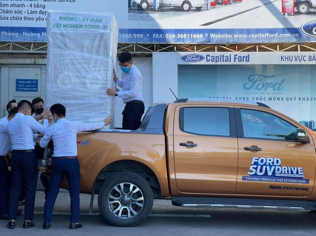 Phòng xét nghiệm COVID-19 được di chuyển bằng chiếc Ford Ranger