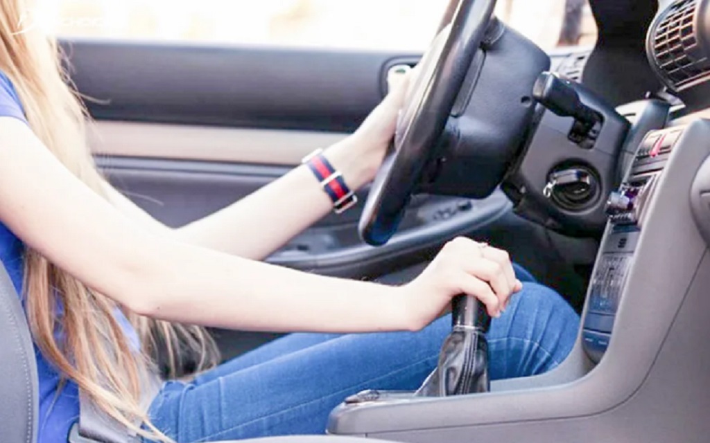 chuyển số trên xe tự động