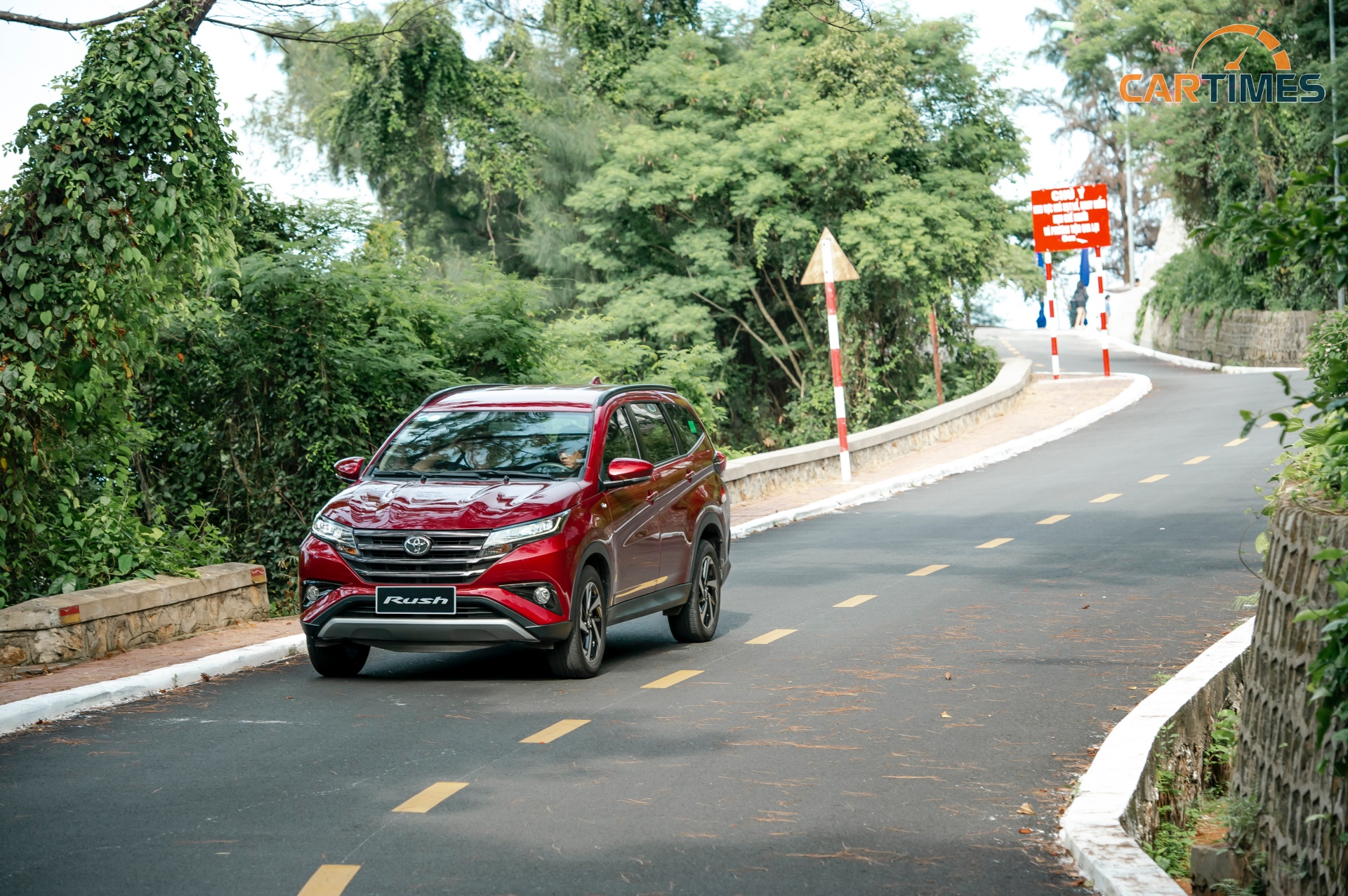 Các tính năng an toàn của Toyota Rush giúp người lái yên tâm hơn khi đường đèo dốc