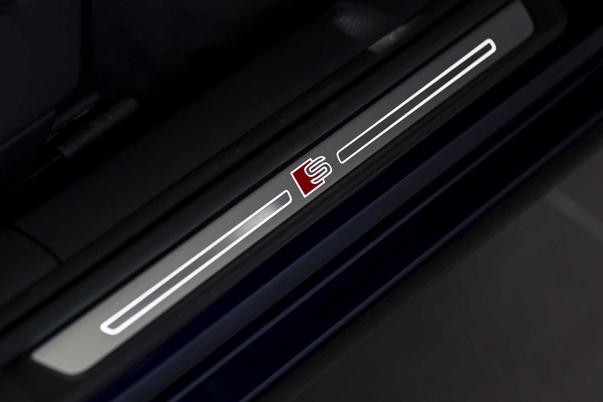 Logo Audi Q2 trên bậc cửa xe