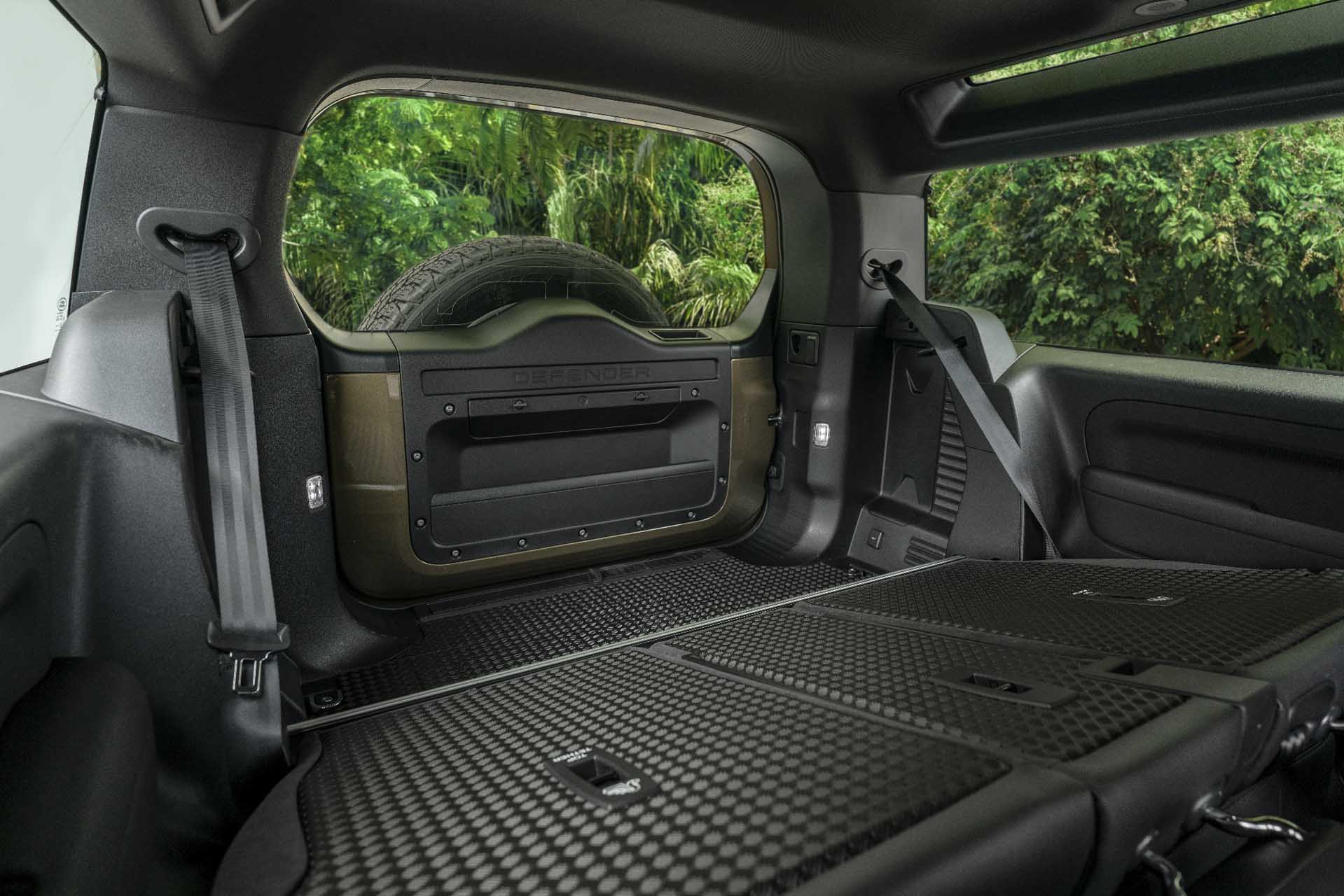 Khoang ghế sau của Land Rover Defender 90