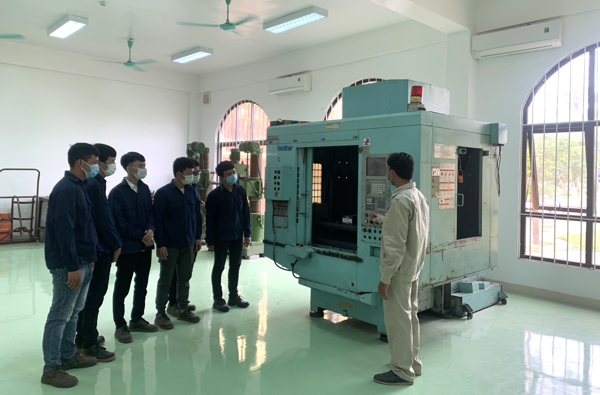 Giáo viên và sinh viên trường Cao đẳng Nghề Hà Nam nghiên cứu và thực hành trên máy CNC