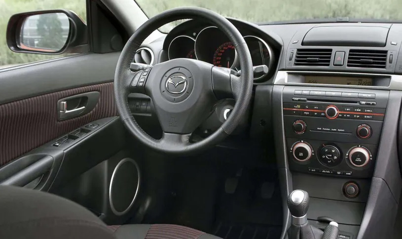 Quá trình thủy phân trên những logo của Mazda3 bị lỗi khiến chúng nhanh bị lão hóa