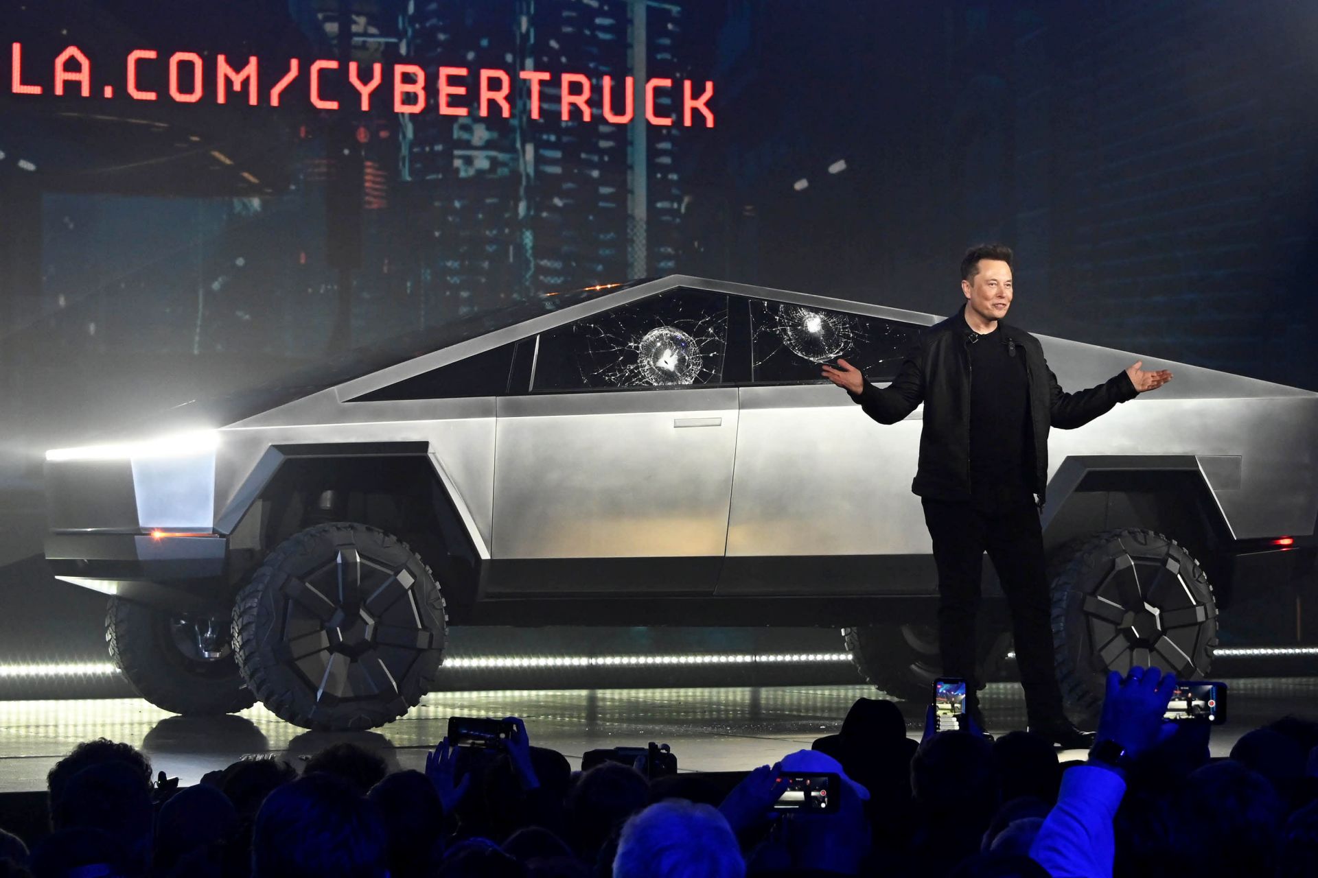 Elon Musk trong buổi giới thiệu xe bán tải điện Cybertruck 