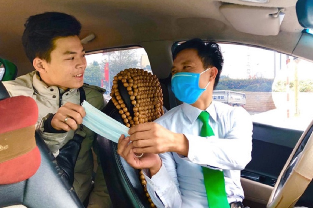 luôn đeo khẩu trang
