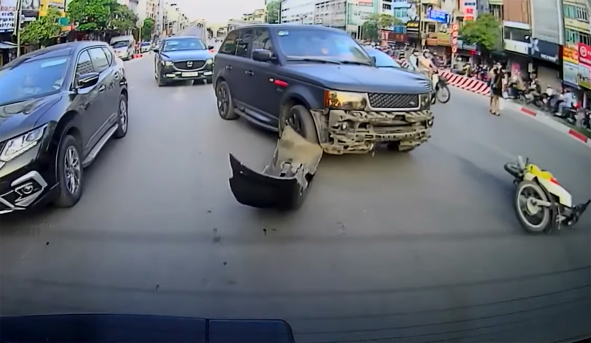 Tình huống xe máy đâm toác cản xe sang Land Rover gây tranh cãi