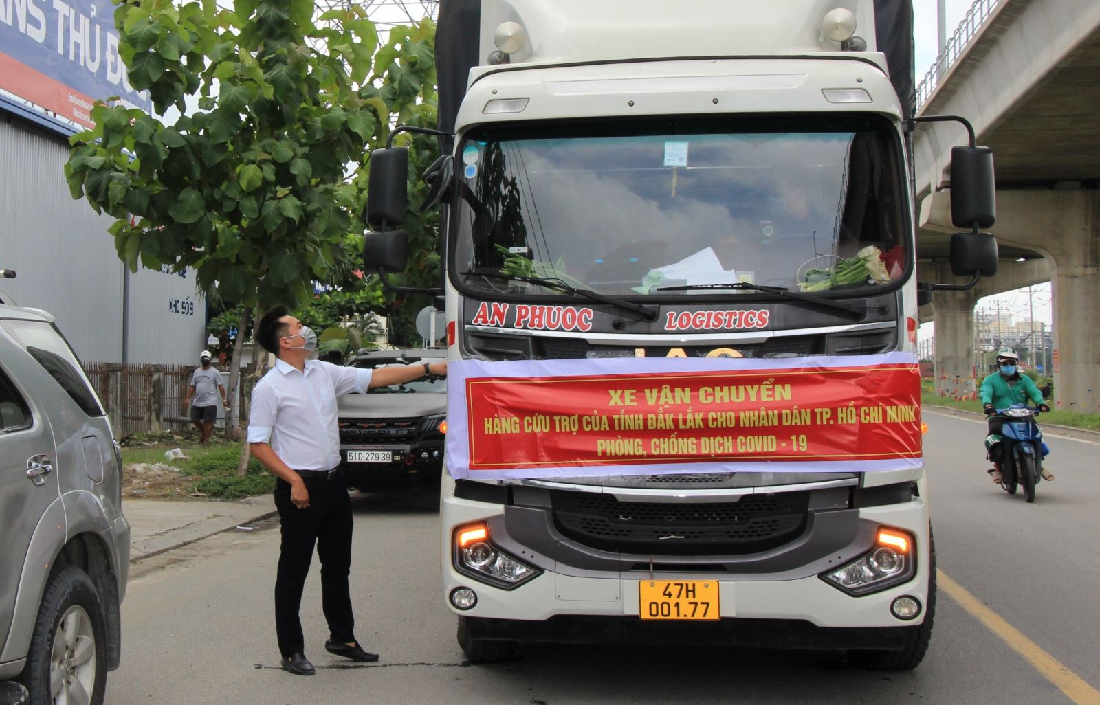 Xe chở hàng thiết yếu