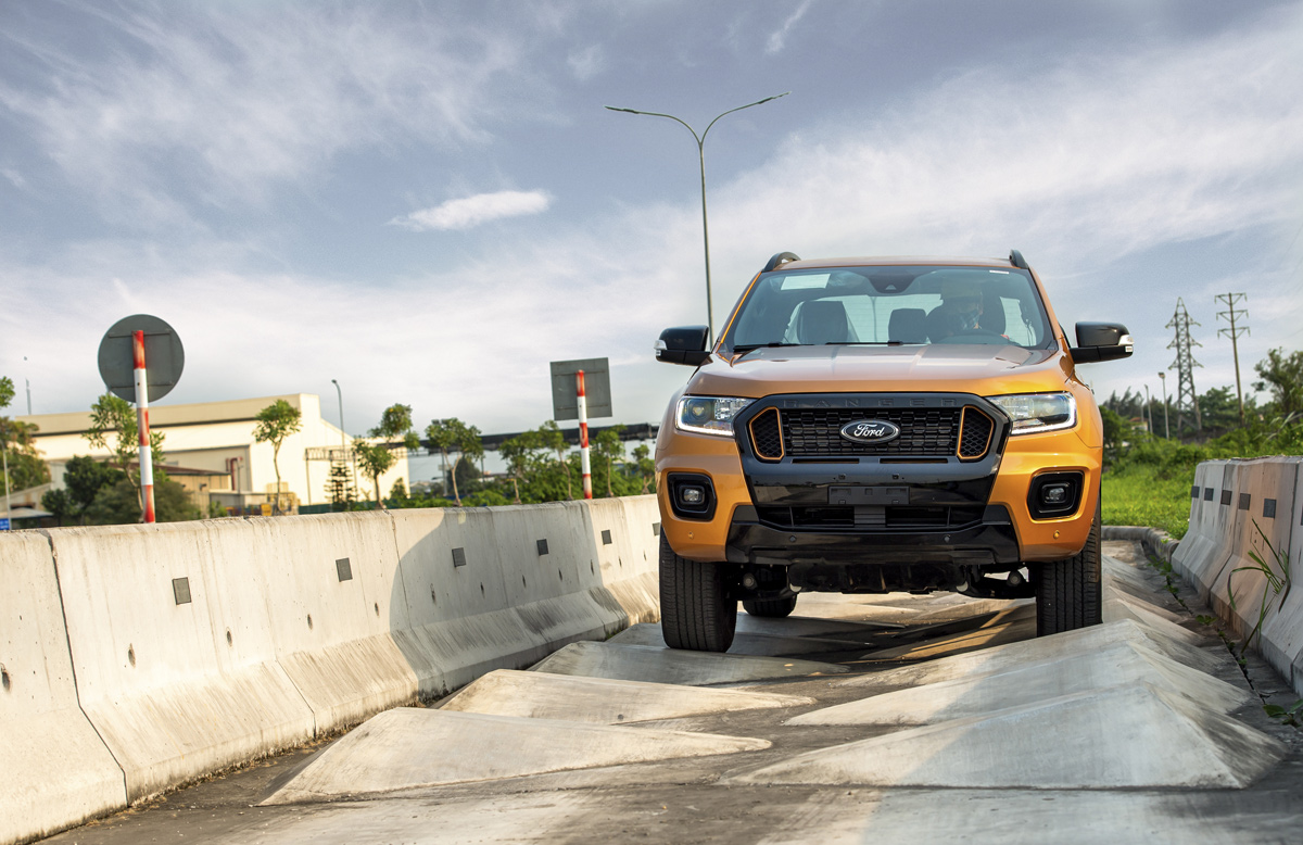 Ford Ranger chạy thử trên đường mấp mô