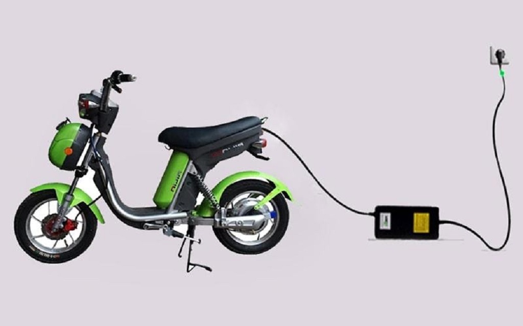 sử dụng sạc đồng bộ với ắc quy xe