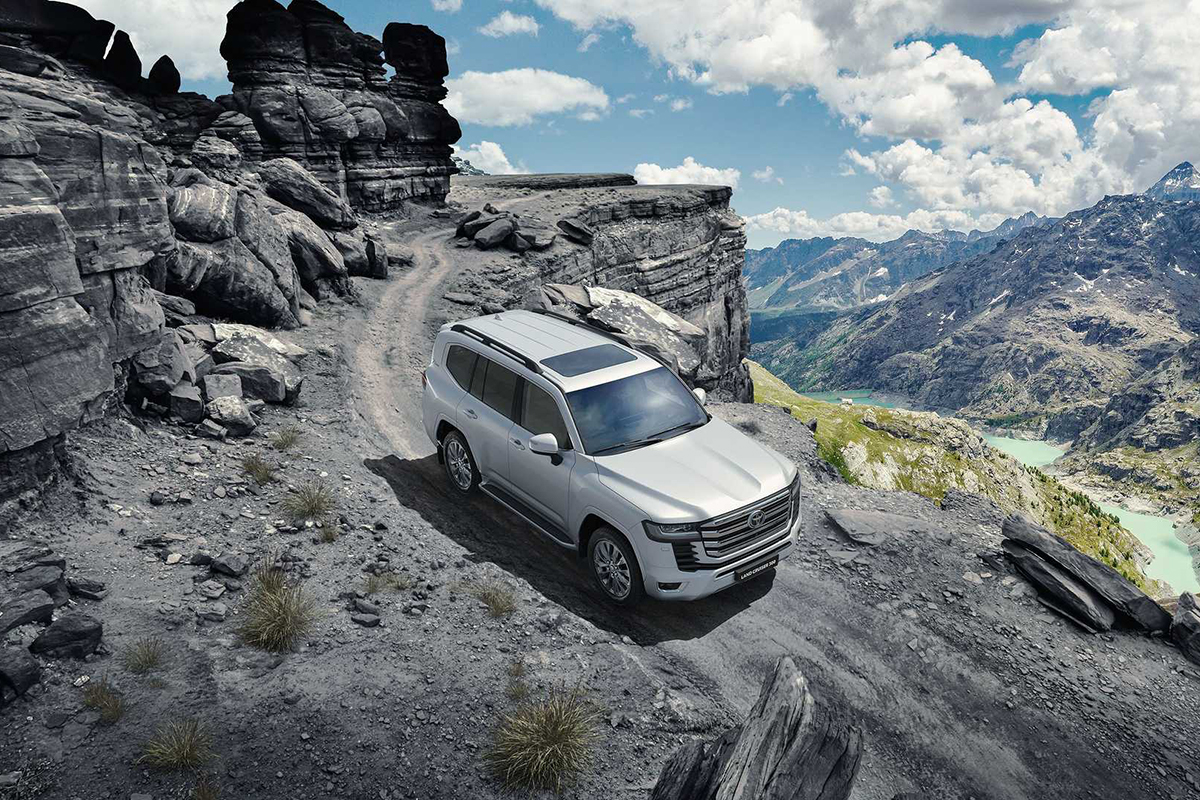 Toyota Land Cruiser đang bán theo kiểu "bia kèm lạc"