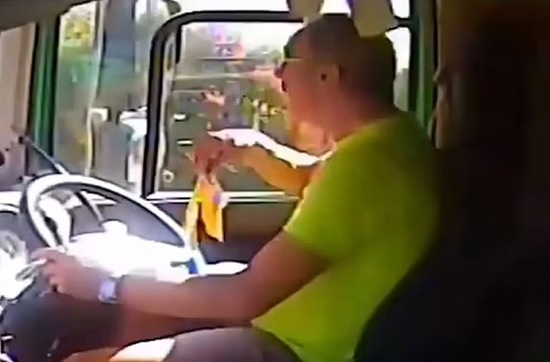 Trong lúc lái xe vẫn thoải mái buông tay để ăn chuối