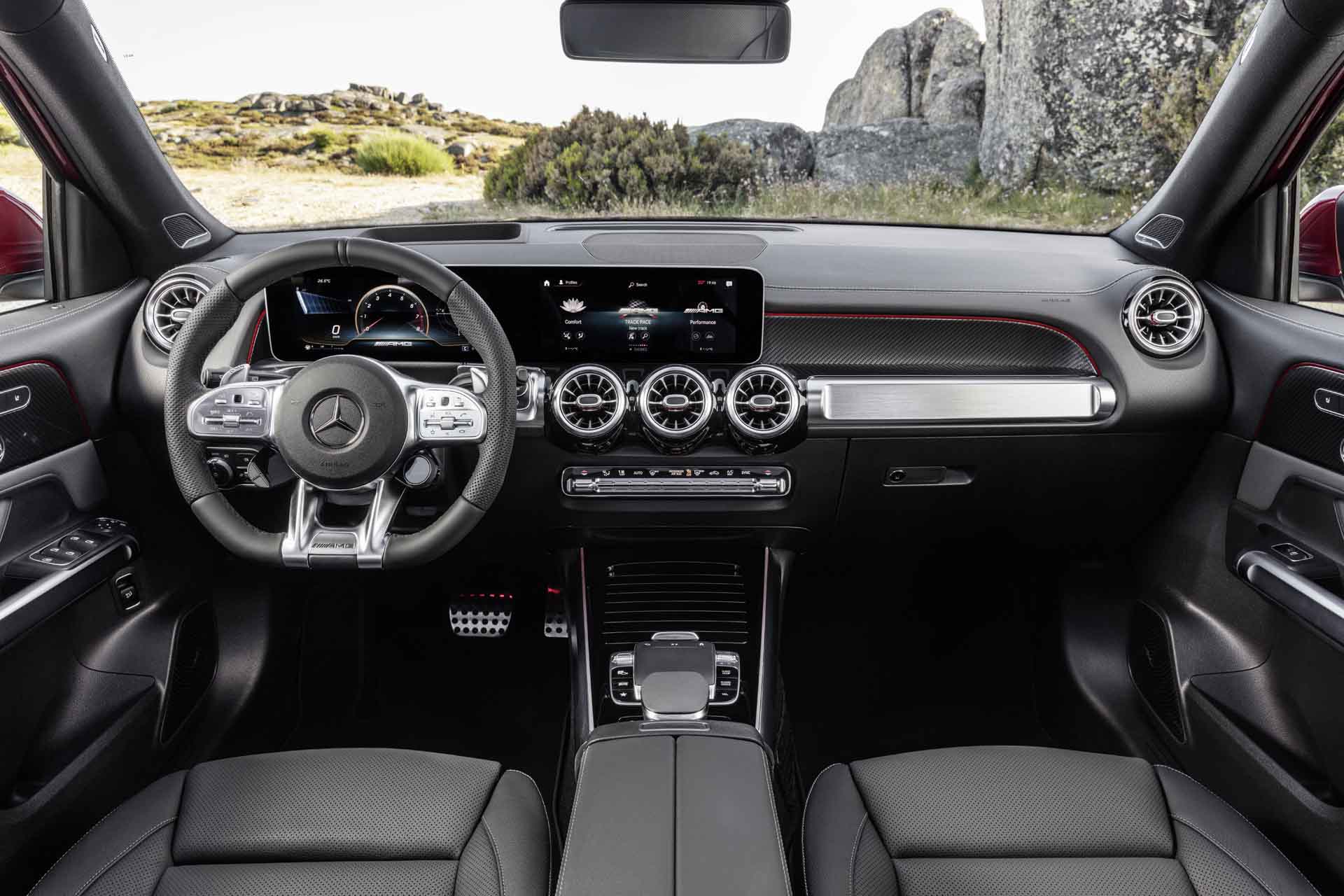 Hàng ghế trước của xe Mercedes-Benz GLB 35 AMG