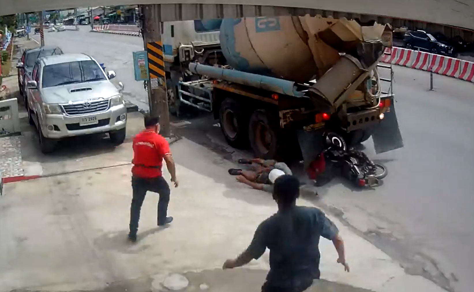 Tài xế xe máy suýt bị ô tô trộn bê tông cuốn vào gầm vì dừng xe ở điểm mù