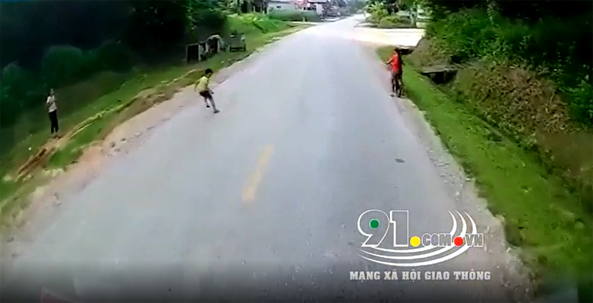 Em bé băng qua đường ngay trước đầu ô tô đang lao tới