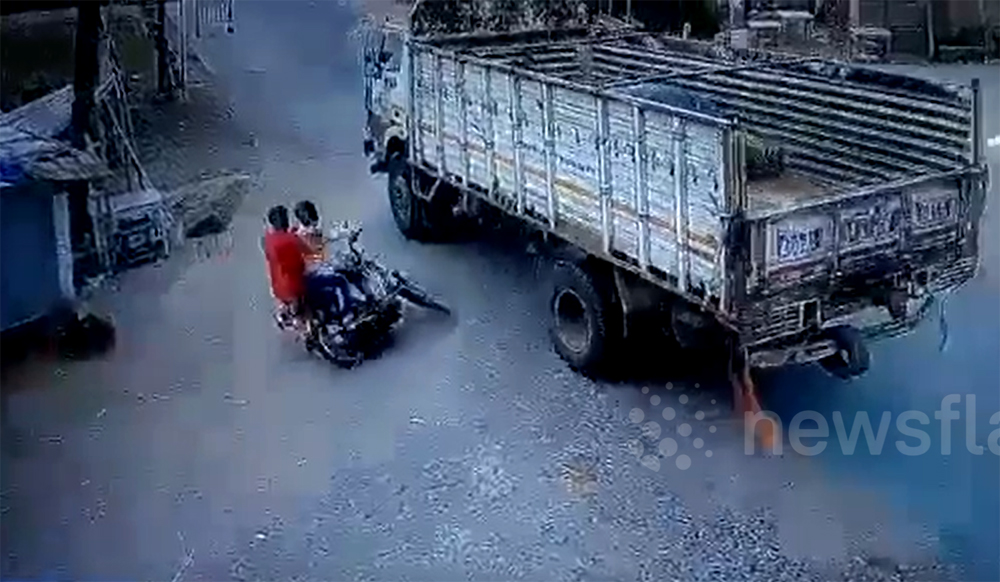 Khoảnh khắc trước khi 2 thanh niên lái xe máy chui gầm xe tải