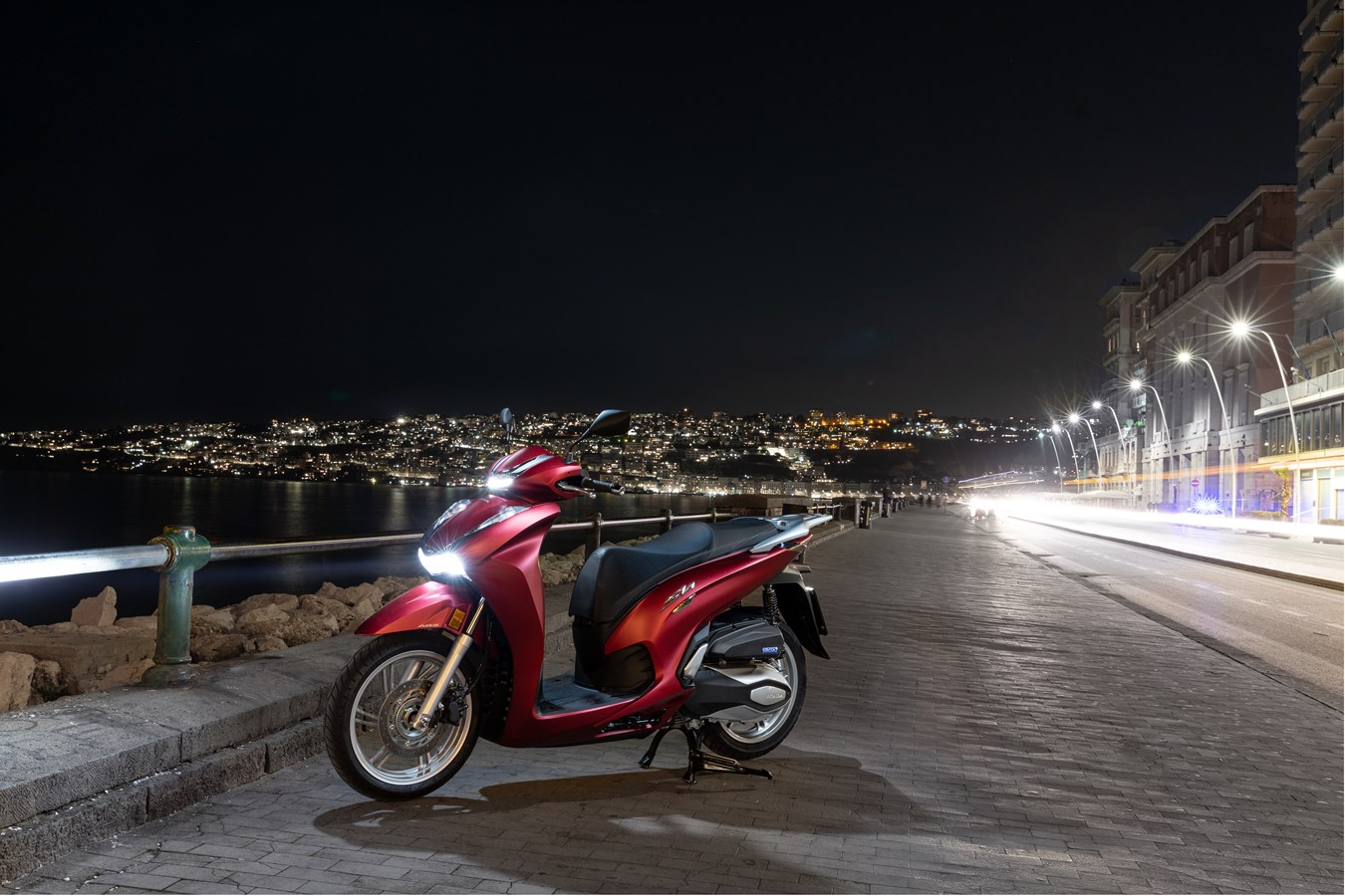 Honda SH 350i có giá bán từ 146 triệu đồng với 2 phiên bản
