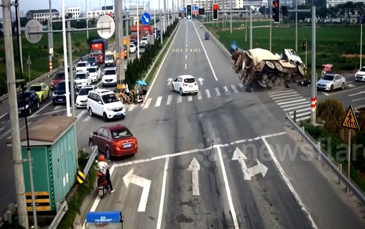 Xe bồn lật ngay ngã tư sau khi vượt đèn đỏ