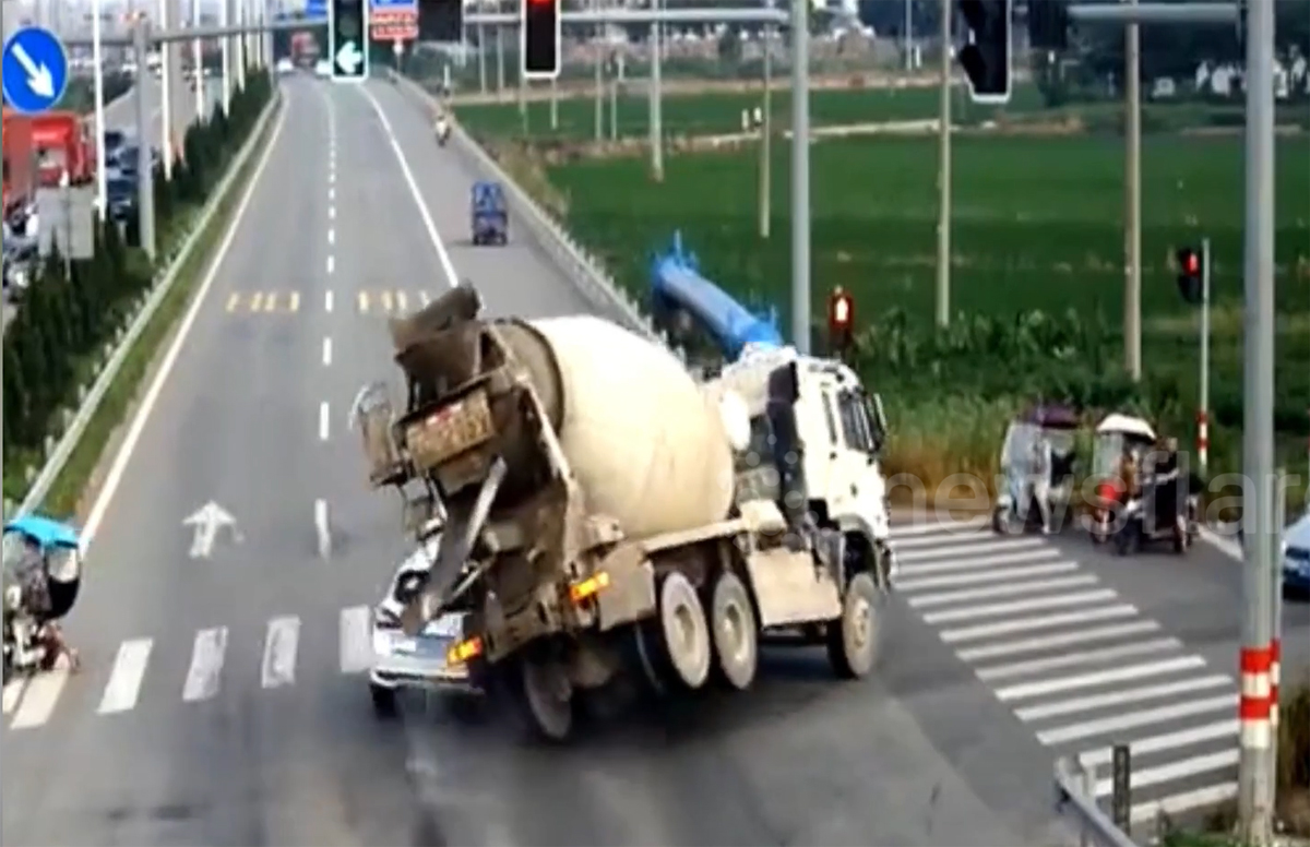 Vượt đèn đó, tài xế xe trộn bê tông mất kiểm soát gây tai nạn