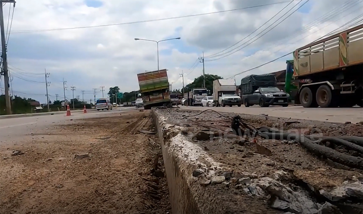 Dải phân cách và cột đèn bị xe tải cày nát