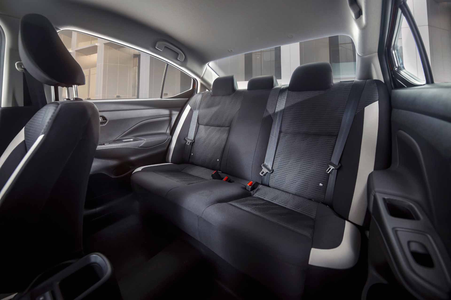 Hàng ghế sau của xe Nissan Almera