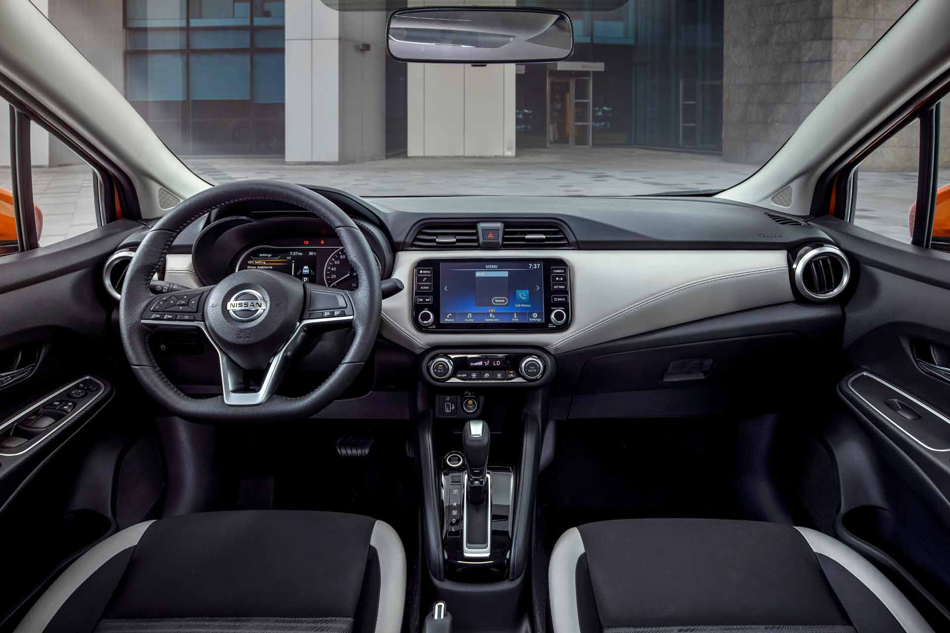 Hàng ghế trước của xe Nissan Almera