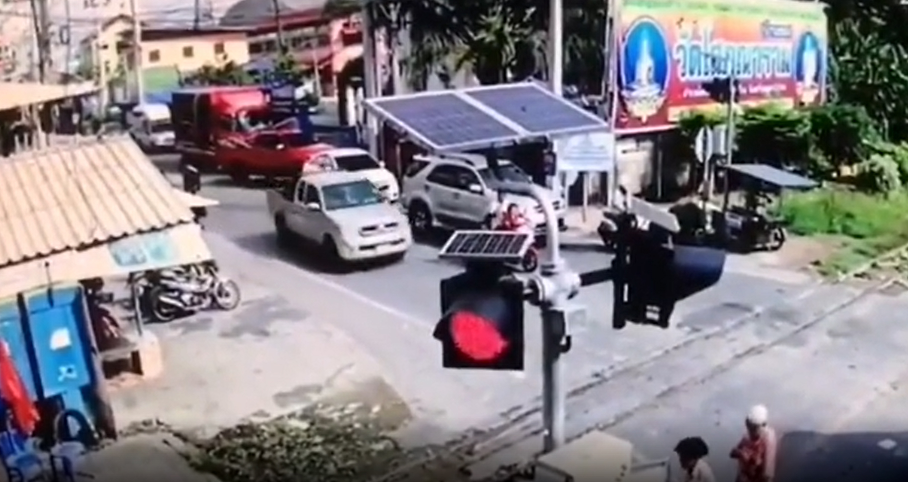 Thời điểm chiếc bán tải cố tình vượt qua đường ray bất chấp đèn đỏ