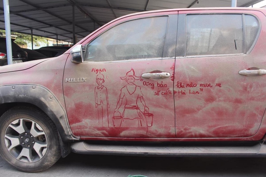 xe ô tô để bụi