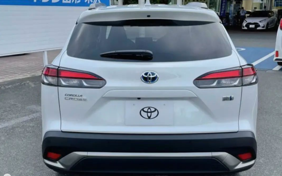 Đuôi xe Toyota Corolla Cross bản mới lộ diện trước ngày ra mắt