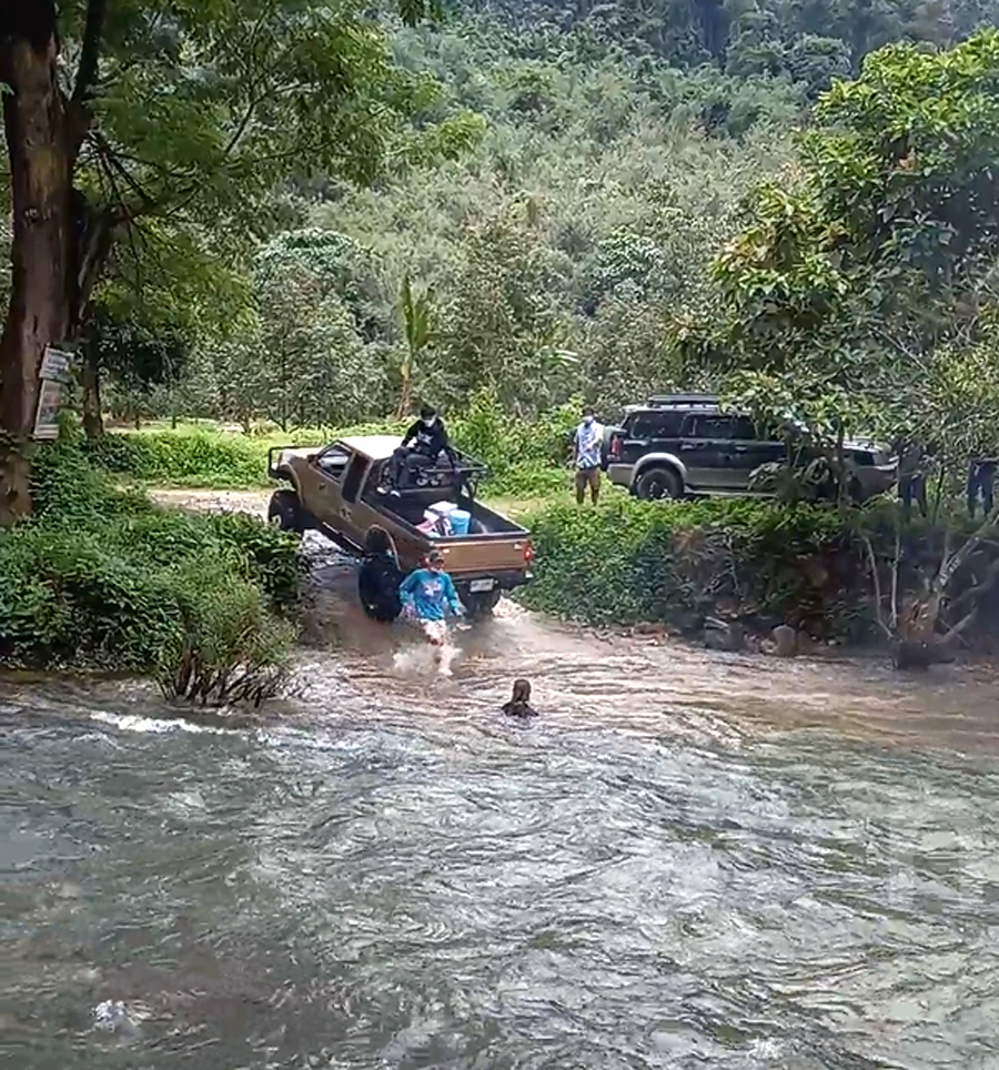 Mọi người giúp cô gái vào bờ an toàn