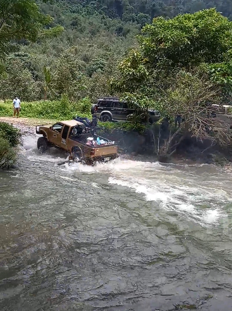 Cô gái bị hất xuống sông do ngồi chênh vênh trên xe off-road 