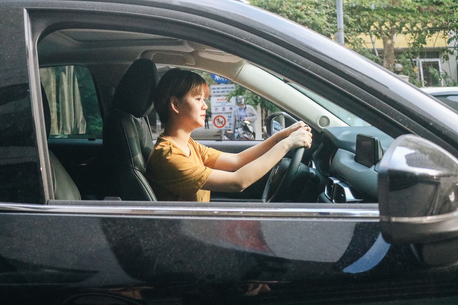 phụ nữ lái xe