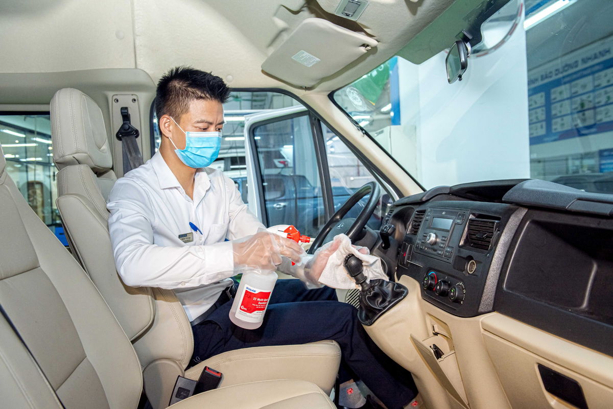 các kỹ thuật viên của Ford sẽ tiến hành vệ sinh khử khuẩn xe