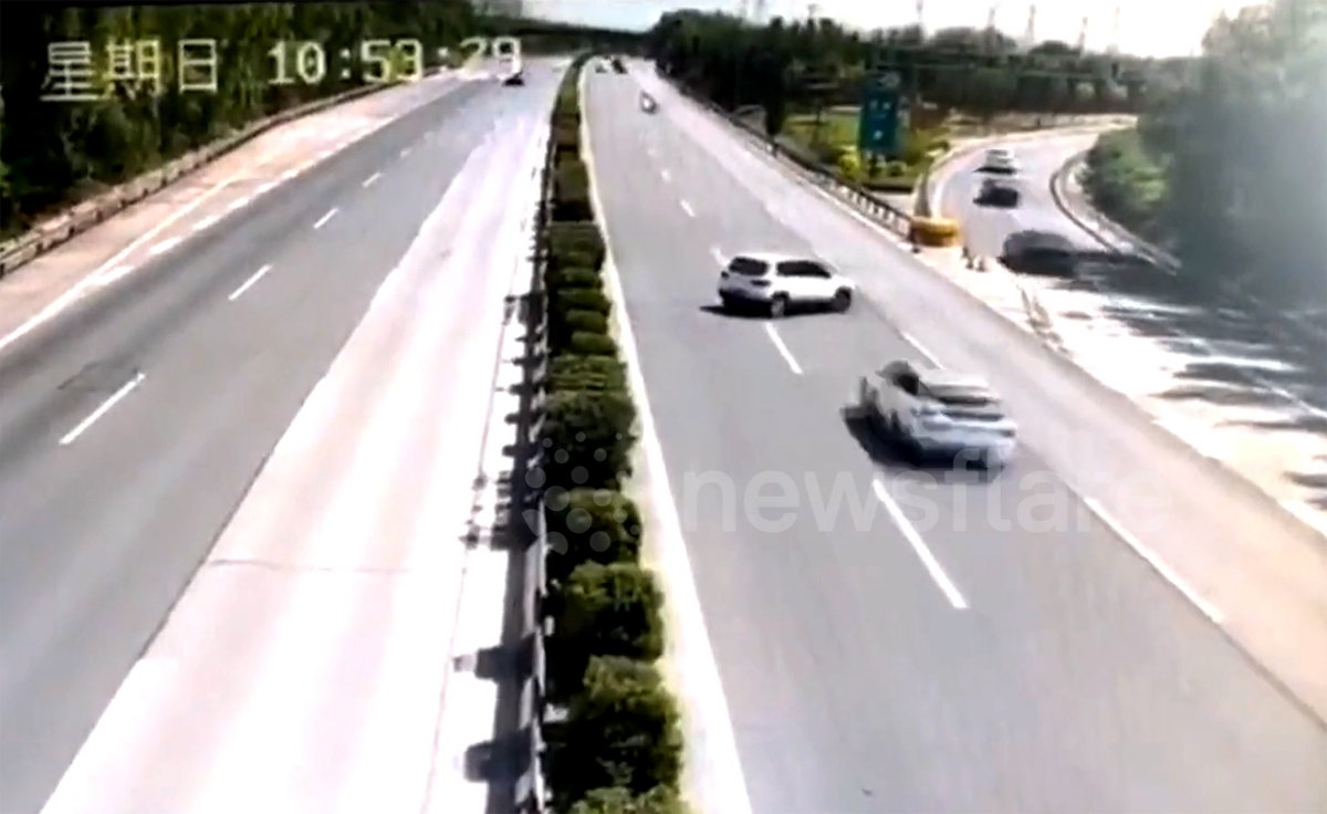 Khoảnh khắc xe màu trắng bất ngờ rẽ phải trên cao tốc