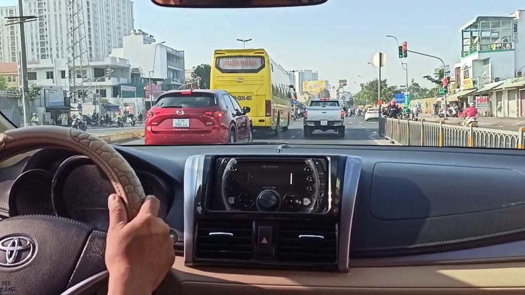 lái xe trong thành phố