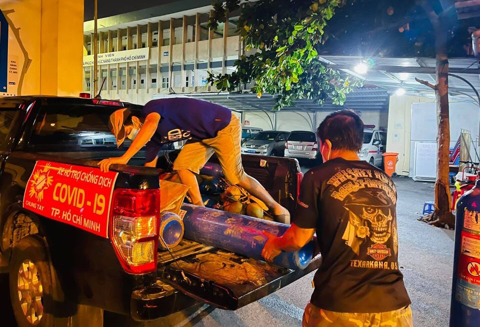11_Liên minh hành động "Vì những thành phố đáng sống" giữa Ford Việt Nam, CLB Bán tải ba miền và các tổ chức phi lợi nhuận triển khai hoạt động trao tặng bình oxy tại Tp. HCM