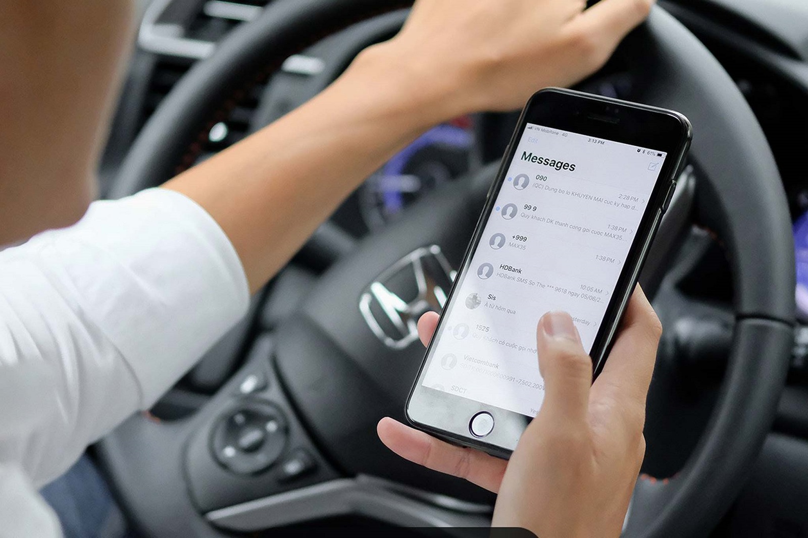 sử dụng điện thoại khi lái xe