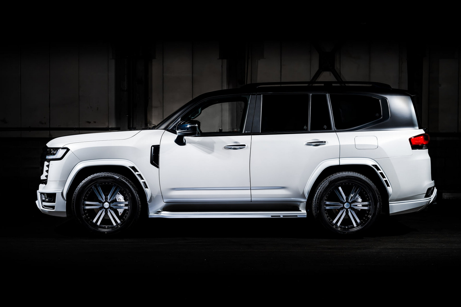 Đuôi xe Toyota Land Cruiser “Exclusive Zeus LUV Line”