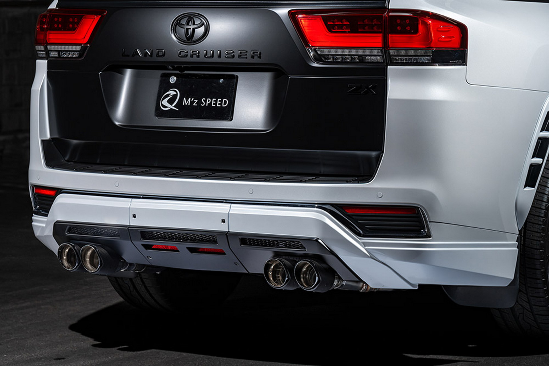 Đuôi xe Toyota Land Cruiser “Exclusive Zeus LUV Line”