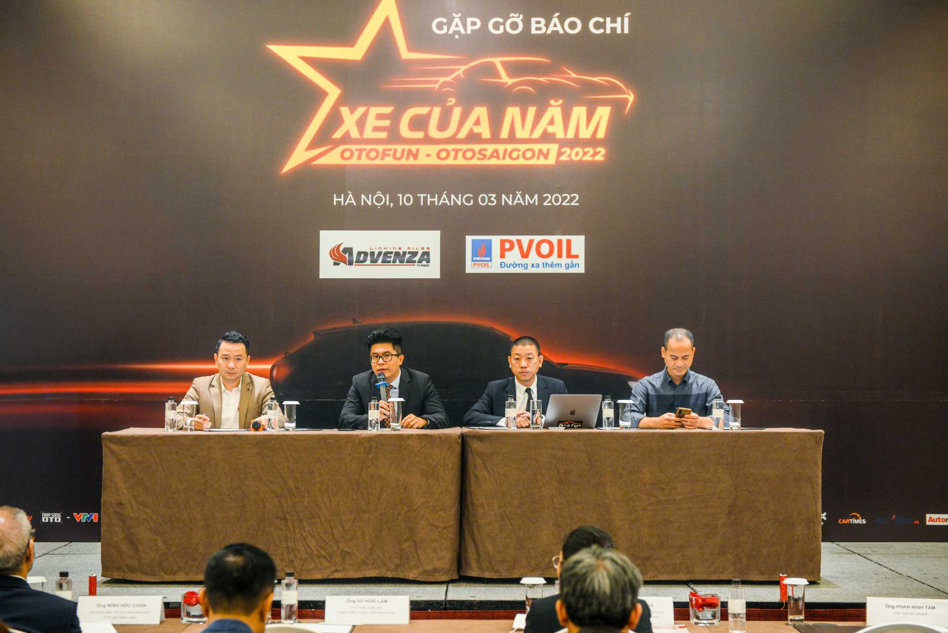 Ban tổ chức trả lời các câu hỏi của báo chí và các quý vị khan giả quan tâm