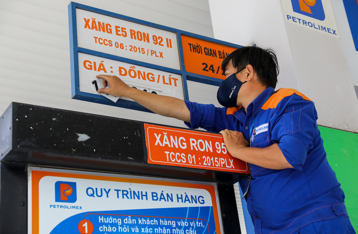 Giá xăng tiếp tục lập đỉnh mới gần 30.000 đồng/lít