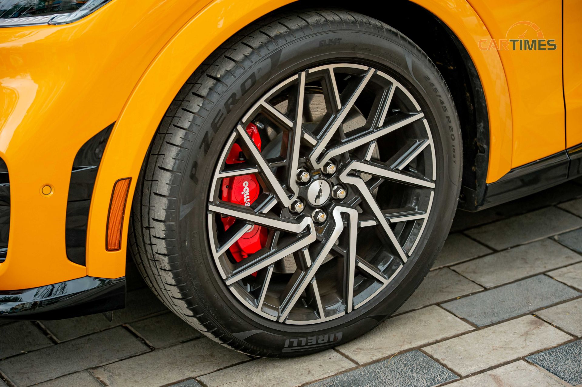 La zăng xe Ford Mustang Mach E GT