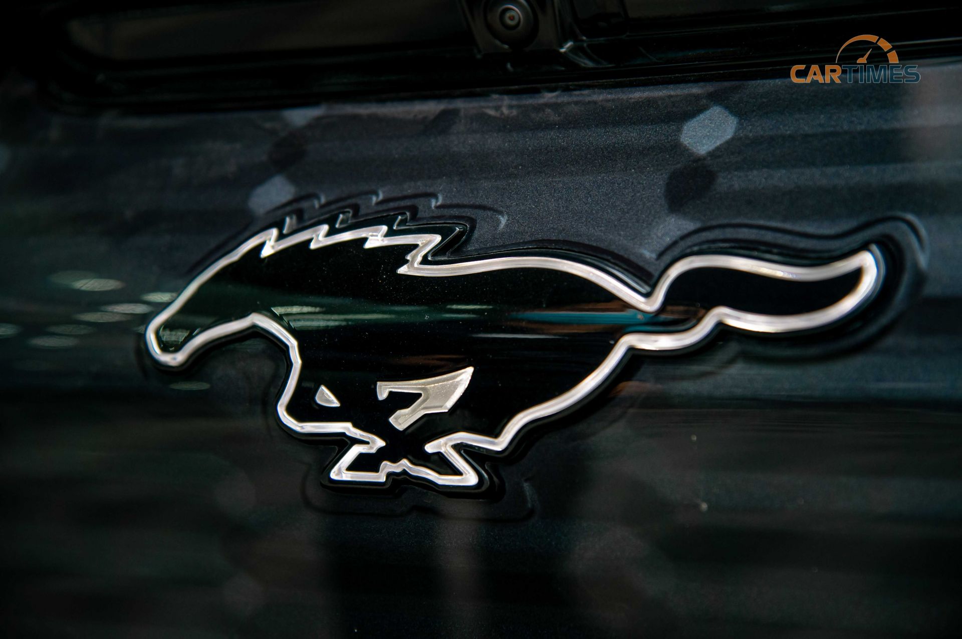 Logo "Mustang" với viền đèn LED